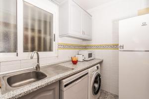 A kitchen or kitchenette at Apartamento Mágico Javea Arenal