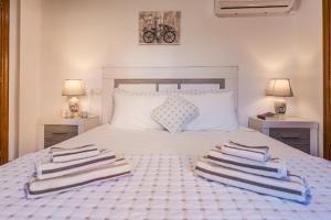 A bed or beds in a room at Apartamento Mágico Javea Arenal