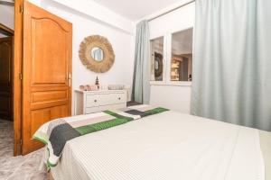 A bed or beds in a room at Apartamento Mágico Javea Arenal