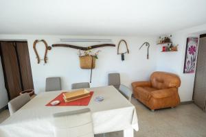 Posedenie v ubytovaní Casa Caronia