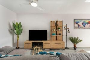 ein Wohnzimmer mit einem Fernseher auf einem hölzernen Entertainment-Center in der Unterkunft Reformed home in Campello with WIFI in El Campello