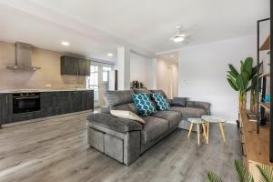 ein Wohnzimmer mit Couch und Küche in der Unterkunft Reformed home in Campello with WIFI in El Campello + 18 Fotos