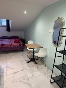 Postel nebo postele na pokoji v ubytování Hôtel Lyonnais