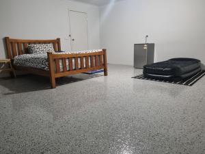 Rúm í herbergi á Garage converted into a room