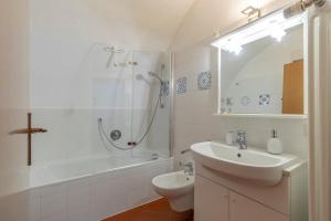un bagno con lavandino, WC e doccia di Appartamento Aquila D'oro a Vipiteno Altre 49 foto