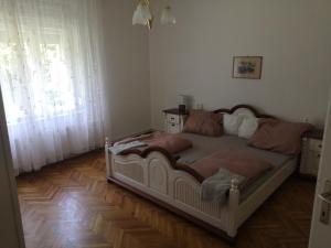 Ένα ή περισσότερα κρεβάτια σε δωμάτιο στο Júlia Vendégház Balatonkeresztúr