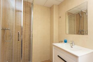 A bathroom at Cap Blanc Penthouse Cullera