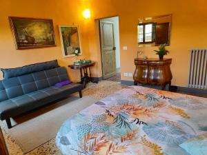 a living room with a couch and a table at Panoramic Suites - Casa degli Artisti in Citerna