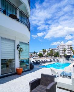 Bazén v ubytování Aurasia Sea Side Hotel nebo v jeho okolí