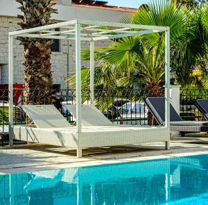 Bazén v ubytování Aurasia Sea Side Hotel nebo v jeho okolí