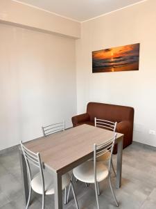 ein Esszimmer mit einem Holztisch und Stühlen in der Unterkunft La Piazzetta in Olivarella