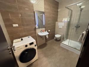 W łazience znajduje się pralka i umywalka. w obiekcie Pizza Tábor Apartman w Miszkolcu +17 zdjęć