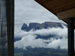 - une vue sur la montagne de la table depuis la fenêtre dans l'établissement Alpenglow Apartments, à Collalbo