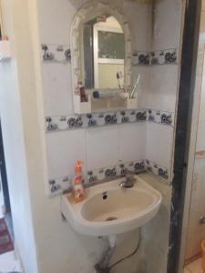 内拉尔Neral Farm House Stay的浴室里有洗手池和镜子