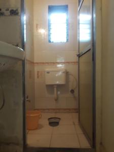 内拉尔Neral Farm House Stay的带马桶、水槽和窗户的浴室 更多13张照片