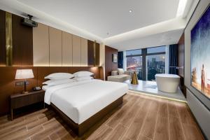 Rúm í herbergi á Chongqing Junsheng Yunduan Riverview Hotel