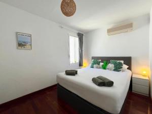 Un dormitorio con una gran cama blanca con dos almohadas. en Penthouse apartment - Mojacar Pueblo - 1 Bedroom - Sleeps 2 - R105, en Mojácar 10 fotos más