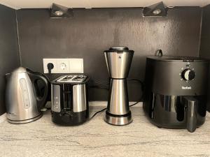 アシャウ・イム・キームガウにあるFerienwohnung Berglodge Chiemseeの台所用カウンターに座る家電製品