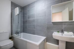 Un baño con lavabo, bañera e inodoro. en Fabulous Quayside Apartment with Free Parking, en Liverpool 8 fotos más