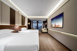 Rúm í herbergi á Chongqing Junsheng Yunduan Riverview Hotel