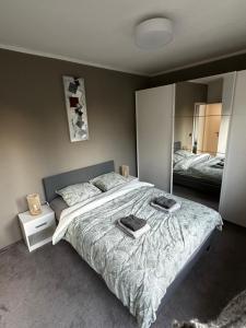 เตียงในห้องที่ Entspannung am Niederrhein - großes helles Haus mit Kamin