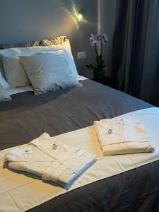 Una cama o camas en una habitación de Guest House VB Luxury Suites