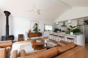 un salon avec un canapé et une table dans l'établissement Harper House, à Suffolk Park