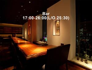 東京にあるMitsui Garden Hotel Ginza Premierの長い木製テーブルのあるバー +37枚の写真