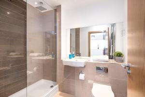Ένα μπάνιο στο OnSiteStays - 2 Bed, 2 Bathroom, WiFi and Free Underground Secure parking - 5 Mins walk to town centre +17 φωτογραφίες