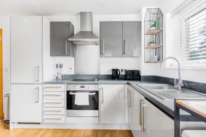 Η κουζίνα ή μικρή κουζίνα στο OnSiteStays - 2 Bed, 2 Bathroom, WiFi and Free Underground Secure parking - 5 Mins walk to town centre