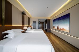 Rúm í herbergi á Chongqing Junsheng Yunduan Riverview Hotel