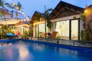 una piscina frente a una casa en Sparrow's Song Homestay, en Ninh Binh