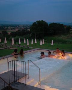 Bazén v ubytovaní Agriturismo Podere Tovari alebo v jeho blízkosti