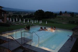 Bazén v ubytovaní Agriturismo Podere Tovari alebo v jeho blízkosti
