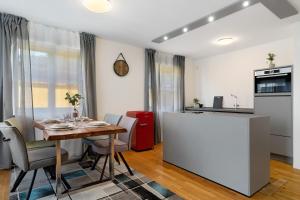 a kitchen and dining room with a table and chairs at Ferienwohnung Merlin in Ettenheim