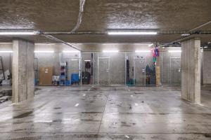 un garage vuoto con un mucchio di bancarelle di Luční apartmány Dobromysl a Laskavec a Černý Dŭl