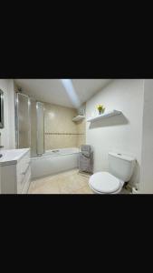 Un baño con inodoro, lavabo y bañera. en 2 Bed-Sleeps 4-Parking-Beachside-Golf Access, en Southport 49 fotos más
