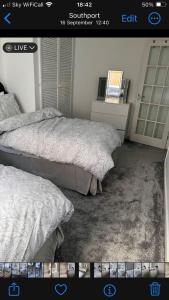 Habitación con 2 camas en una habitación con ventana en 2 Bed-Sleeps 4-Parking-Beachside-Golf Access, en Southport