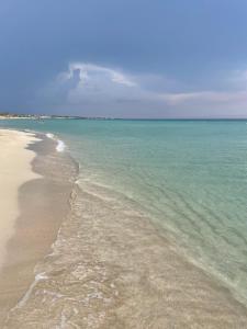 een strand met de oceaan en de lucht bij Casa Mare Salento - a due passi dal mare in Marina di Lizzano