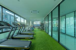 Fitness centrum a/nebo fitness zařízení v ubytování ReLife The Windy Condo B218 Naiharn