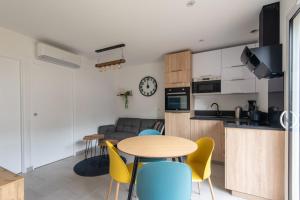 比斯卡罗斯Le bleu cargo的配有桌椅的厨房和客厅