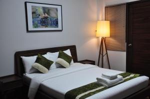 Postel nebo postele na pokoji v ubytování The Bedrooms Maeklong and Services Apartment