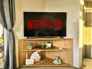 TV a/nebo společenská místnost v ubytování Seaview Sunset Apartment 2