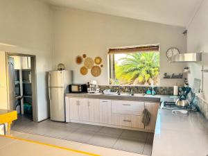 Kuchyň nebo kuchyňský kout v ubytování Seaview Sunset Apartment 2
