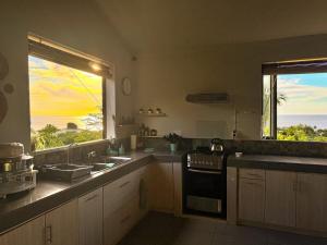 Kuchyň nebo kuchyňský kout v ubytování Seaview Sunset Apartment 2