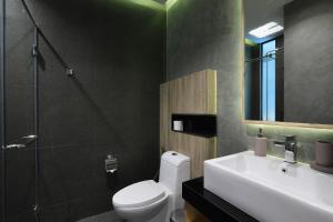 Koupelna v ubytování ReLife The Windy Condo B218 Naiharn + 5 fotografií