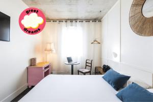 Postel nebo postele na pokoji v ubytování Greet Hotel Limoges Nord