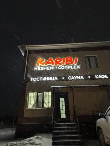 una firma de instrumentos kraub en la nieve en Karibi Complex, en Kyzylorda