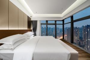 Rúm í herbergi á Chongqing Junsheng Yunduan Riverview Hotel