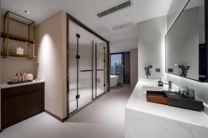 Baðherbergi á Chongqing Junsheng Yunduan Riverview Hotel